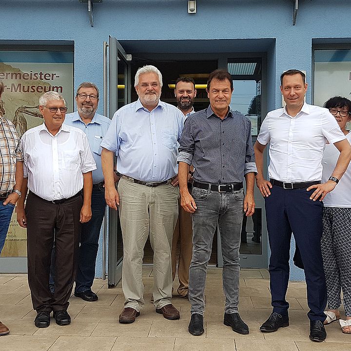 v.l. Bezirksrat Robert Gattenlöhner mit Ehefrau, Museumsdirektor Dr. Martin Röper, Kreisrat Franz Miehling, Bezirksrat und Fraktionsvorsitzender Walter Schnell, Fraktionsgeschäftsführer Martin J. Maier, Bürgermeister Manfred Schneider, Bezirkstagspräsident Armin Kroder, Bezirksrat Hans Henninger mit Ehefrau, Bezirksrätin Elke Eder mit Ehemann