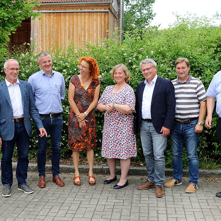 Bezirkstagspräsident Armin Kroder, Wolfgang Stroh, Josef Hennemann, Christiane Paulus, Elke Eder, Hans Henninger, Robert Gattenlöhner, Walter Schnell (Foto: Martin Maier)